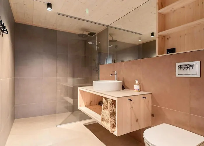 4 Bedroom Awesome In Voringsfoss *